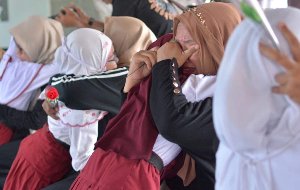 Haru di Hari Ibu, Puluhan Siswa SD di Situbondo Sungkem Bundanya