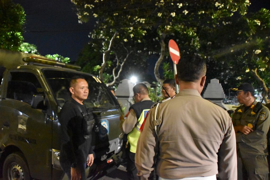 Mobil Satpol PP Surabaya Dilempari Batu saat Patroli Balap Liar