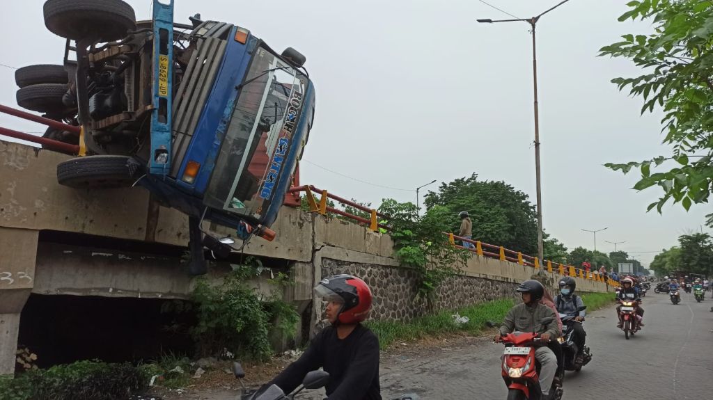 Truk Kontainer Terguling di Layang Trosobo Sidoarjo, Jalur Menuju Surabaya Tertutup