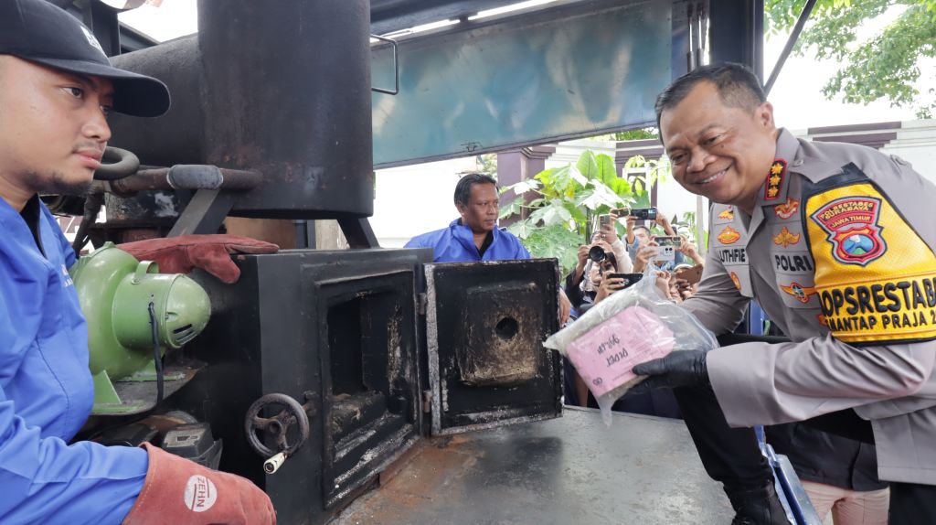 Polrestabes Surabaya Musnahkan Sabu 15 Kg Hingga Ribuan Botol Miras Jelang Tahun Baru