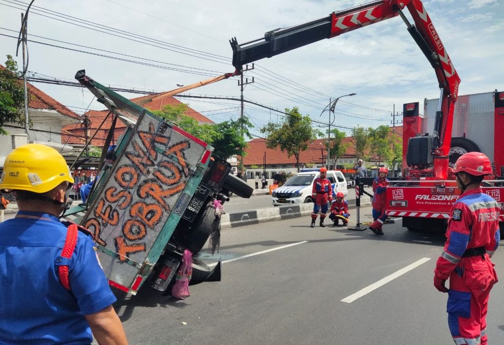 Truk Pesona Tobrut Terguling di Surabaya, Kernet Terjepit