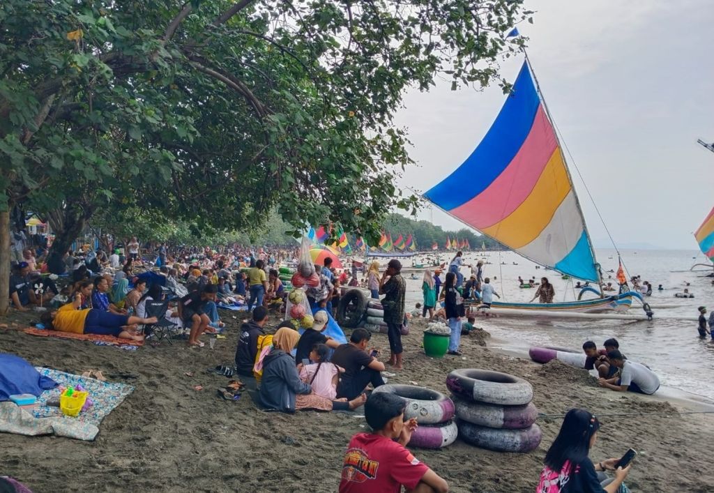 Tahun Baru 2025, Pantai Pasir Putih Situbondo Dikunjungi 4000 Wisatawan