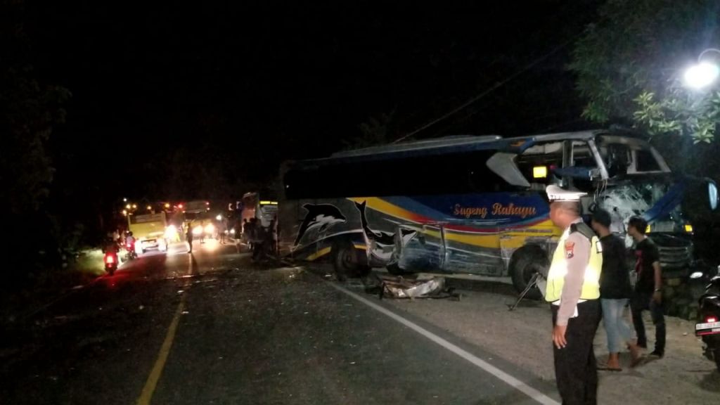 Bus Sugeng Rahayu Adu Banteng dengan Sumber Selamat di Ngawi