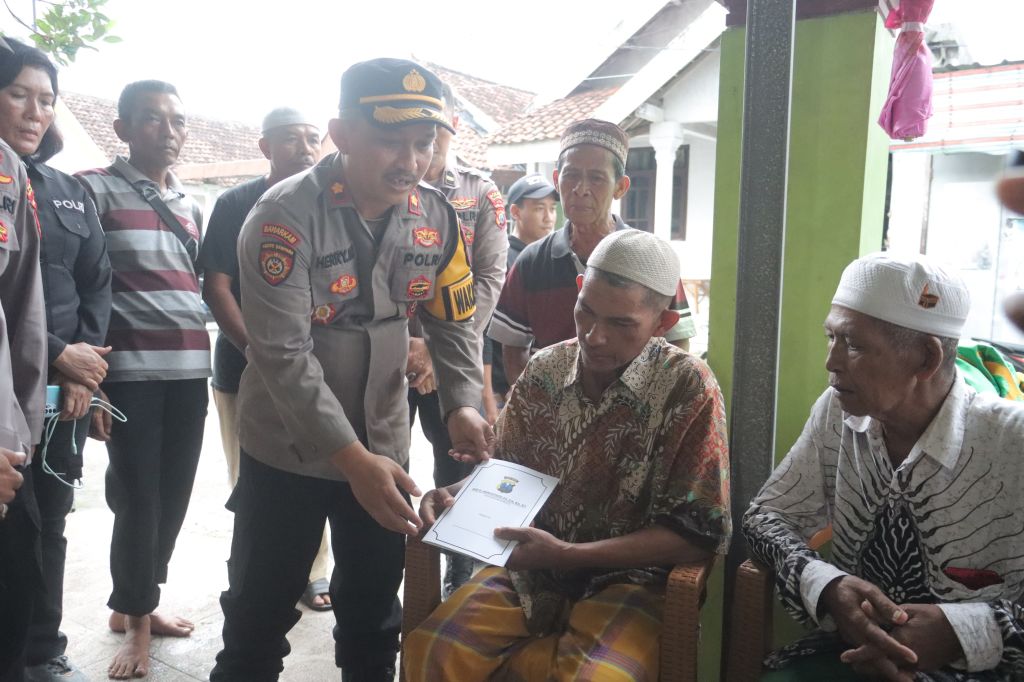 Polisi Beri Santunan Duka Korban Ledakan di Mojokerto
