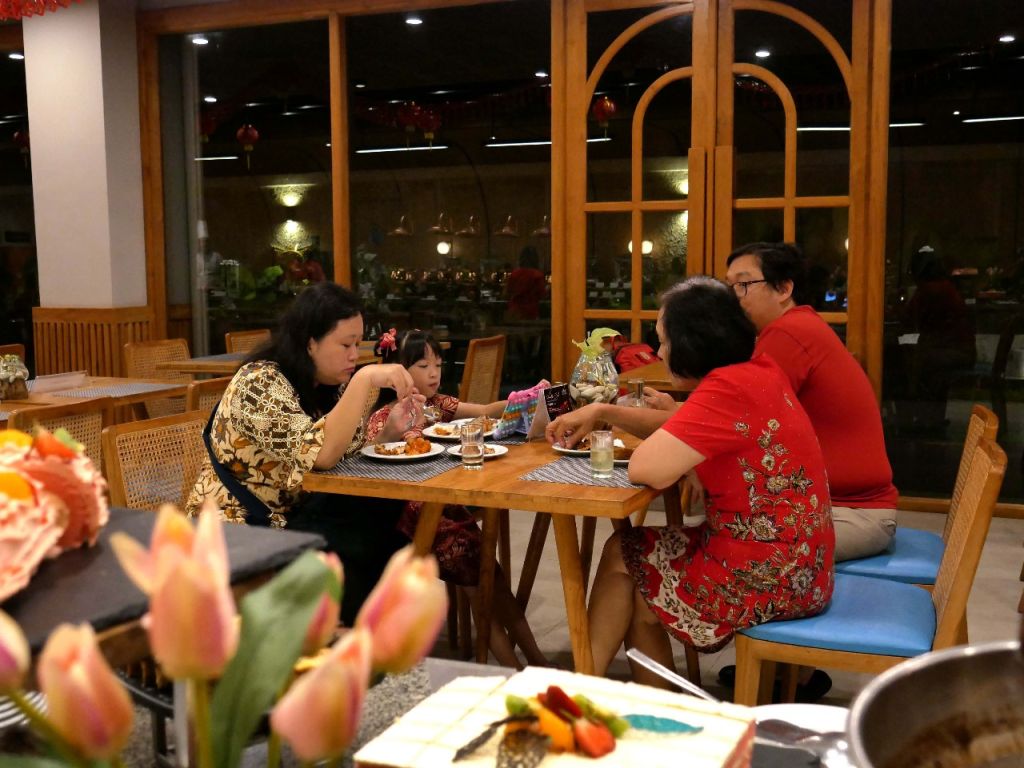 Sambut Imlek, Hotel di Mojokerto Ini Sajikan Yusheng Ditengah Bunga Mei Hua