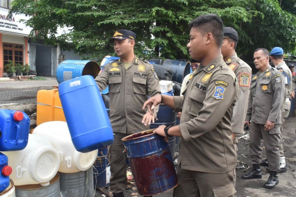 Deretan Lapak di Atas Saluran Air Ditertibkan Satpol PP Surabaya
