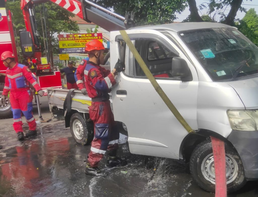 Ditabrak Kendaraan Lain, Pikap di Surabaya Terjebur Sungai