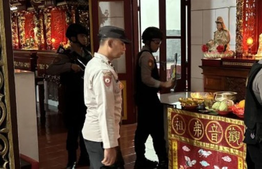 Pastikan Imlek Aman, Polres Pasuruan Sterilisasi Klenteng Bangil