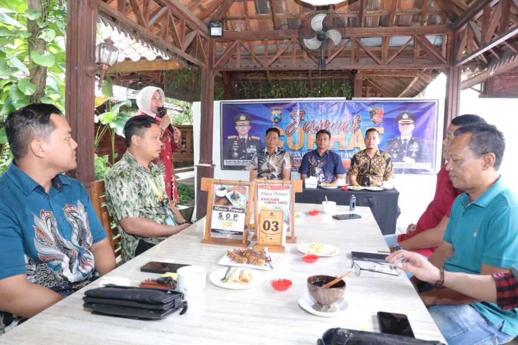 Jumat Curhat, Satreskrim Polres Lamongan Sosialisasikan Aturan Fidusia