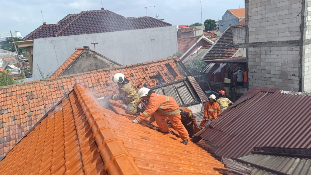 Kebakaran Rumah Kosong hingga Api Merembet ke Bangunan Lain