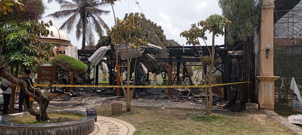 Kafe Mahkota Love Garden Lamongan Terbakar, 3 Orang Tewas