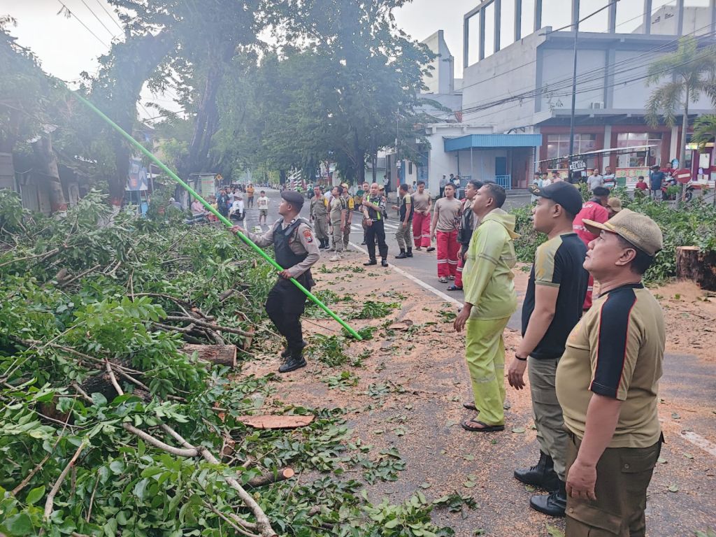 Polisi Gerak Cepat Bantu Tangani Dampak Hujan Angin di Kota Mojokerto
