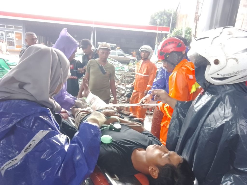 Angin Kencang Robohkan Tembok Toko Bangunan di Surabaya, 2 Orang Tertimpa Reruntuhan