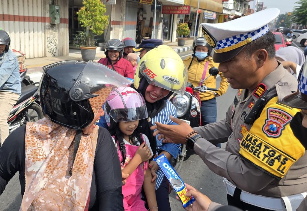 Momen Polisi Bagi-bagi Helm Gratis Pada Anak-anak di Kota Mojokerto