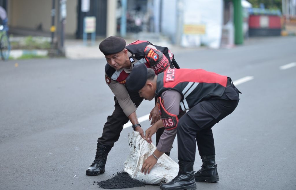 Aksi Polisi Bantu Menambal Jalan Berlubang di Jalur Pantura Situbondo