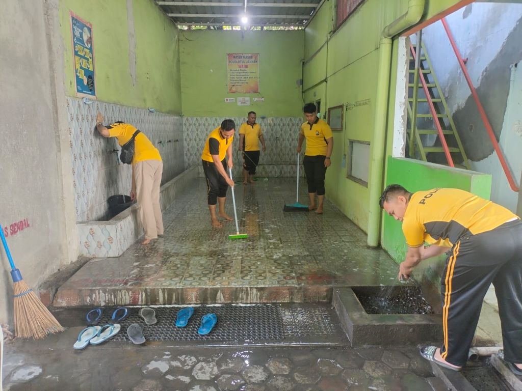 Pemerintah Tetapkan 1 Ramadan 1446 H hingga Polisi Bersihkan Masjid