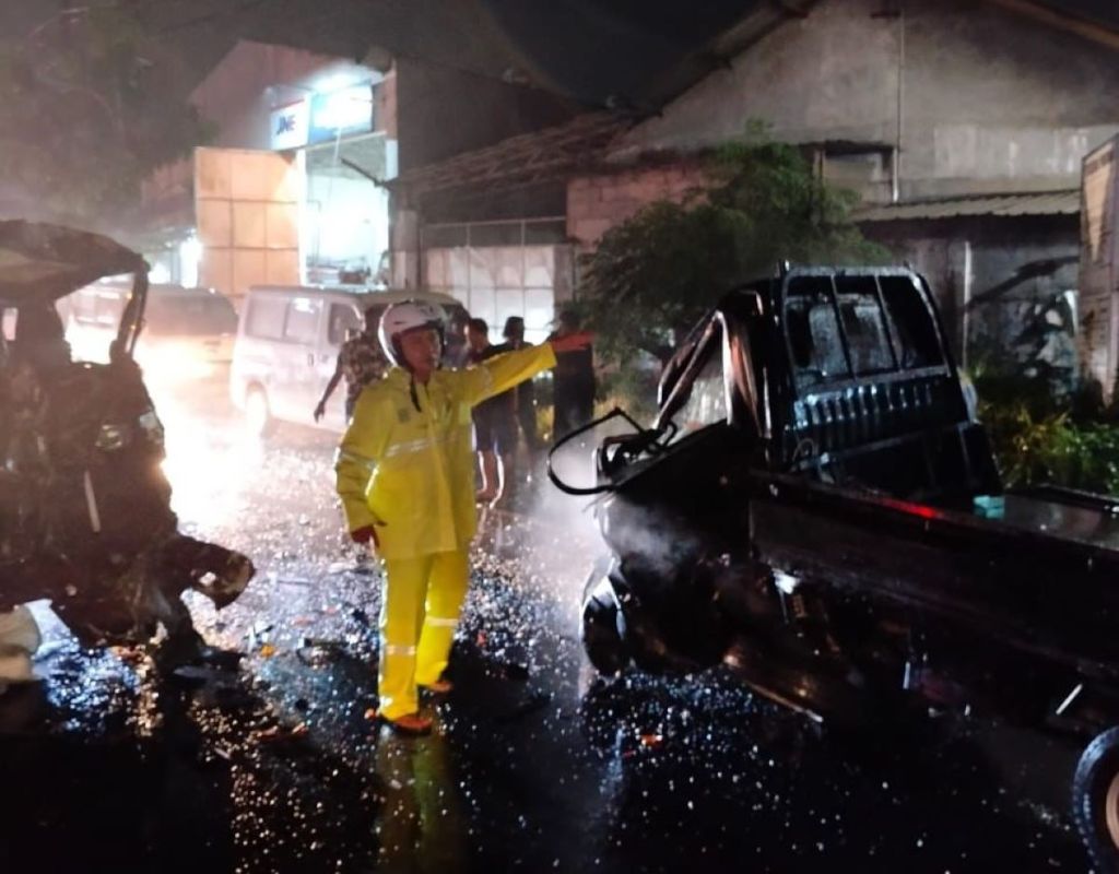 Pikap Tabrak Lari Dikejar Warga dan Polisi Mojokerto Berakhir Hantam Median Jalan