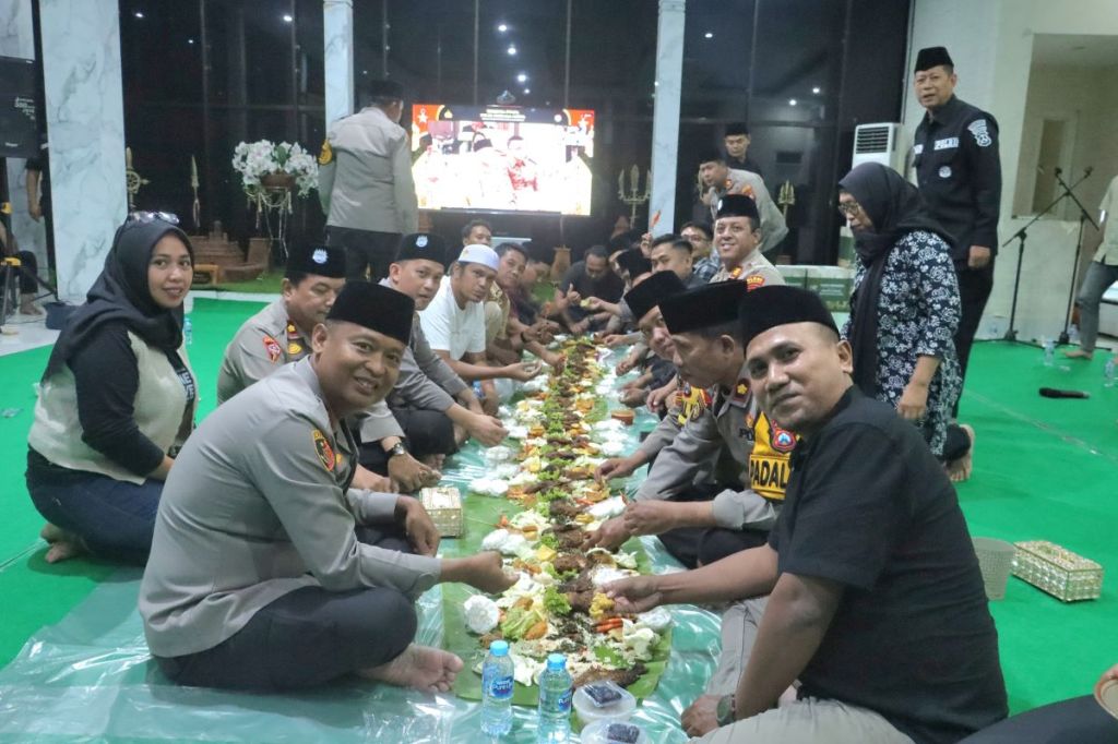 Polisi di Mojokerto Ajak Awak Media Berbagi Takjil hingga Santap Nasi Liwet