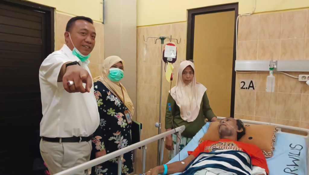 Jadwal Padat, Mas Rio Sempatkan Diri Besuk Wartawan Situbondo yang Sakit
