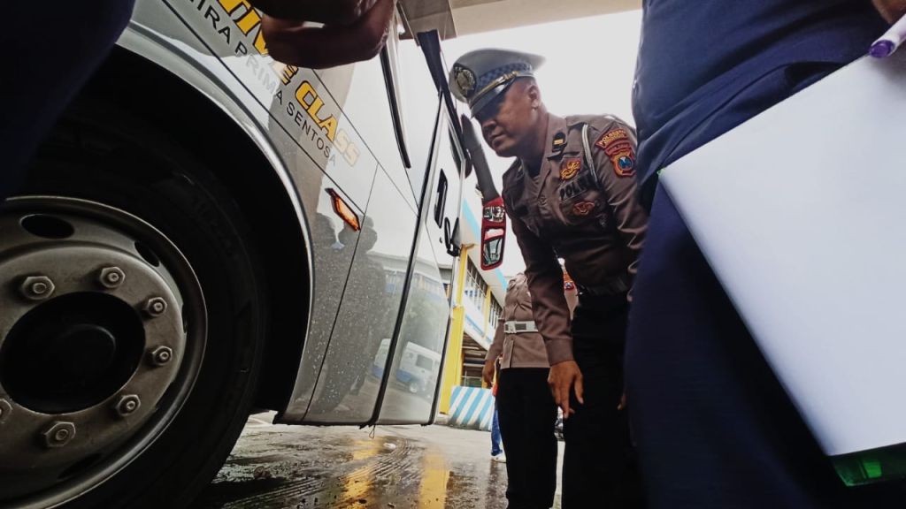 Polda Jatim dan Dishub Cek Bus hingga Tes Urine Sopir di Terminal Purabaya