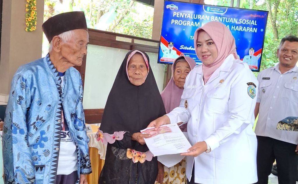 Wabup Situbondo Salurkan Bansos PKH Plus Lansia Tahap I