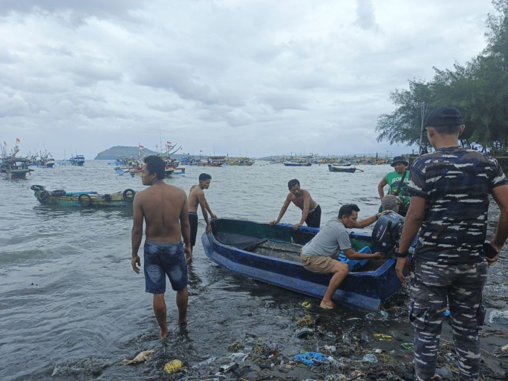 Pemuda Banyuwangi Hilang Ditelan Ombak Pantai Satelit