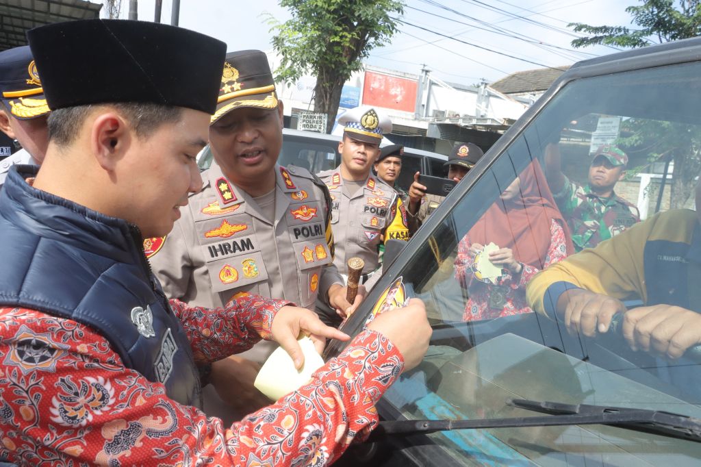 Polisi dan Bupati Mojokerto Bagikan Stiker Mudik Aman, Imbau Patuhi Lalu Lintas