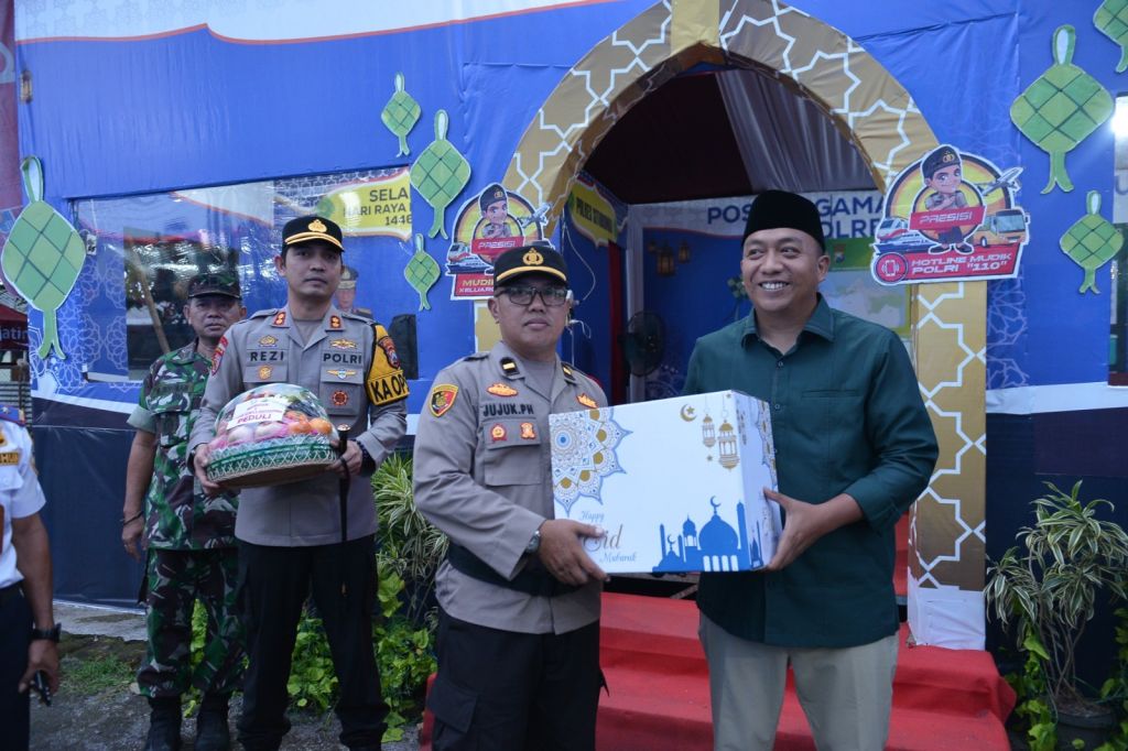 Tinjau Pos Pengamanan Mudik Lebaran, Bupati Situbondo Apresiasi Kesiapsiagaan Petugas