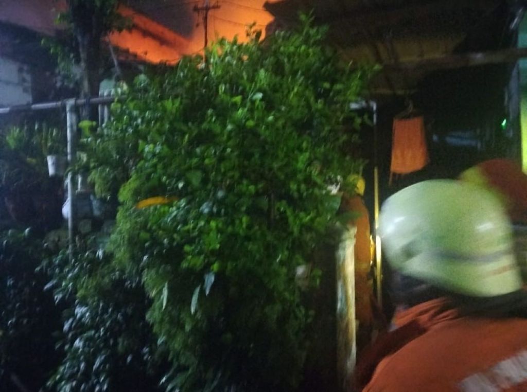 Ditinggal Mudik, Rumah 2 Lantai di Surabaya Terbakar