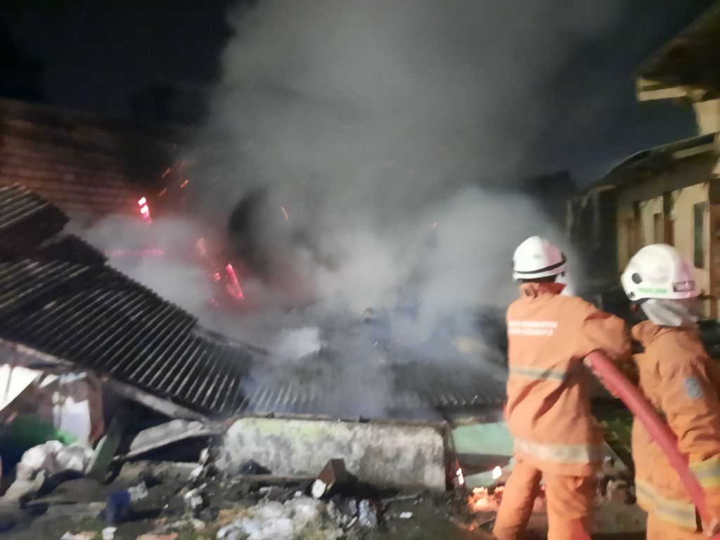 Ditinggal Mudik, 10 Kamar Kos di Surabaya Ludes Terbakar