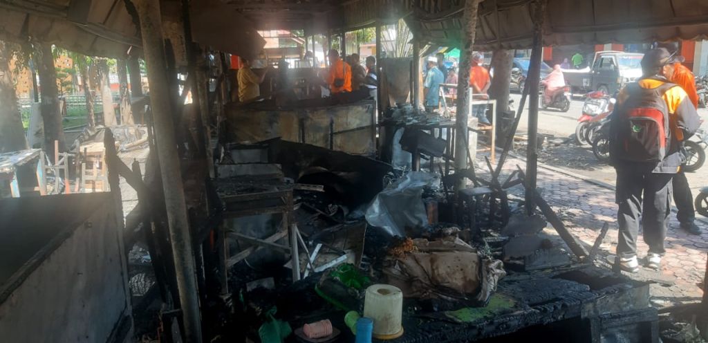 Sembilan Kios Miilik PKL di Alun-alun Kota Besuki Situbondo Terbakar