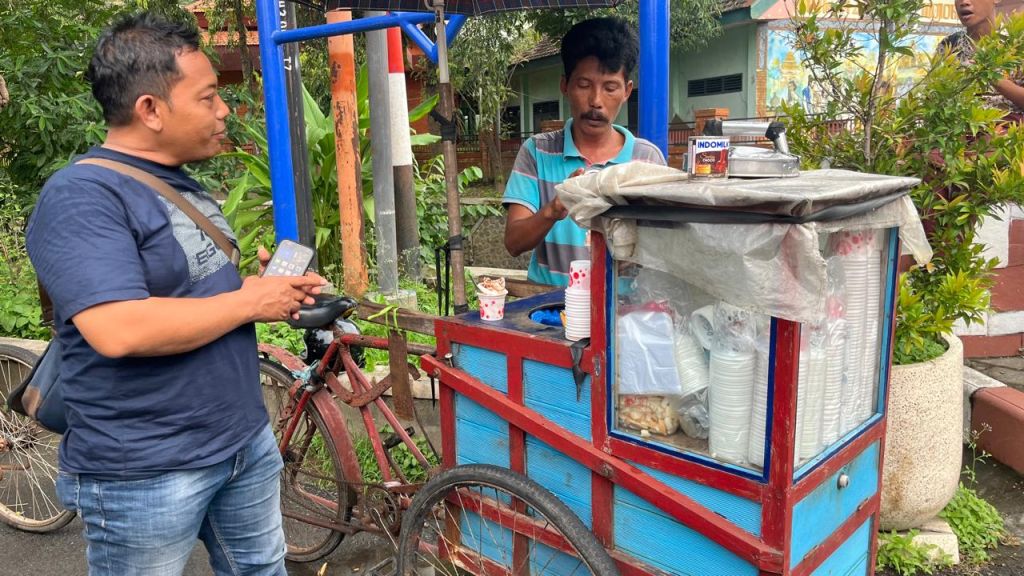 Pria Tinggi Besar Ngaku Polisi Rampok Penjual Es Puter di Mojokerto