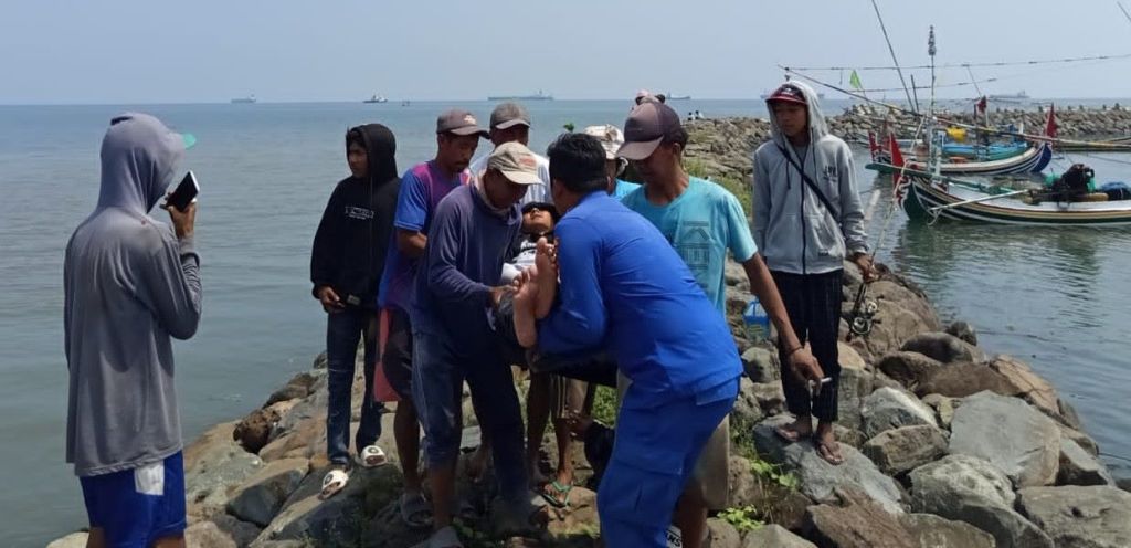 Tersengat Ikan Sembilang, Pemancing Bondowoso Nyaris Tak Sadarkan Diri