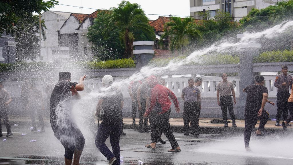 Jelang May Day, Polisi Surabaya Latih Pengamanan
