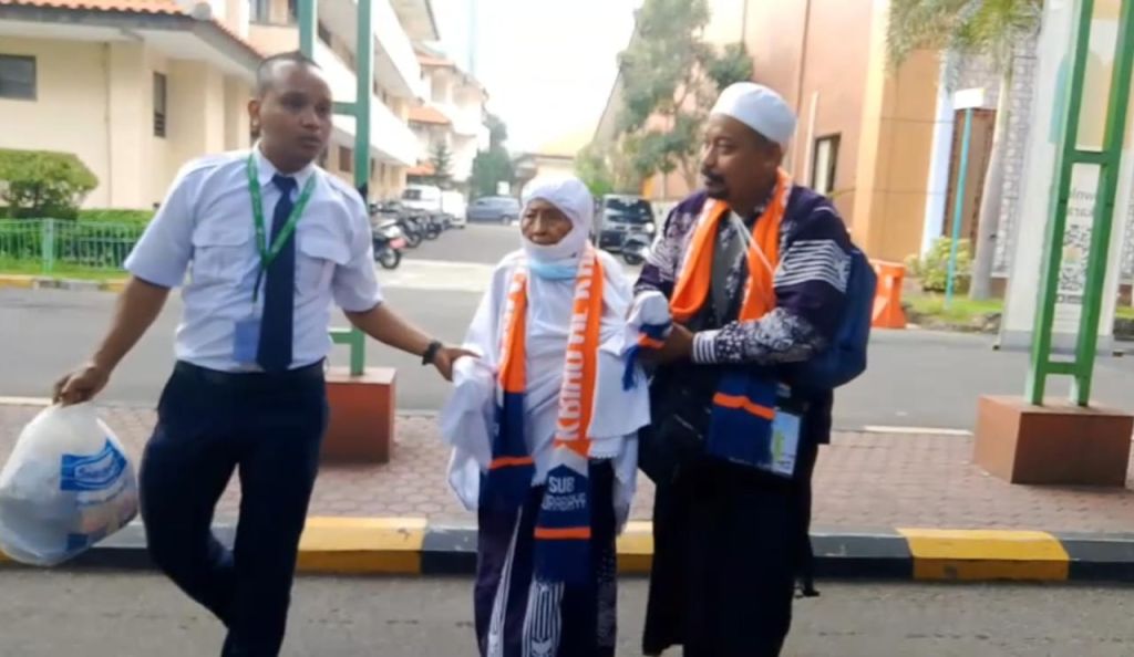 Jemaah Haji Kloter 33 Tiba di Surabaya Usai Melewati Ancaman Bom Pesawat