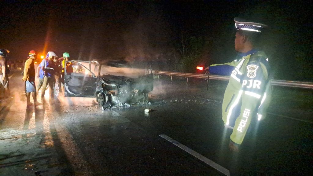 Mobil Avanza Terbakar di Tol Jombang-Mojokerto Usai Seruduk Truk
