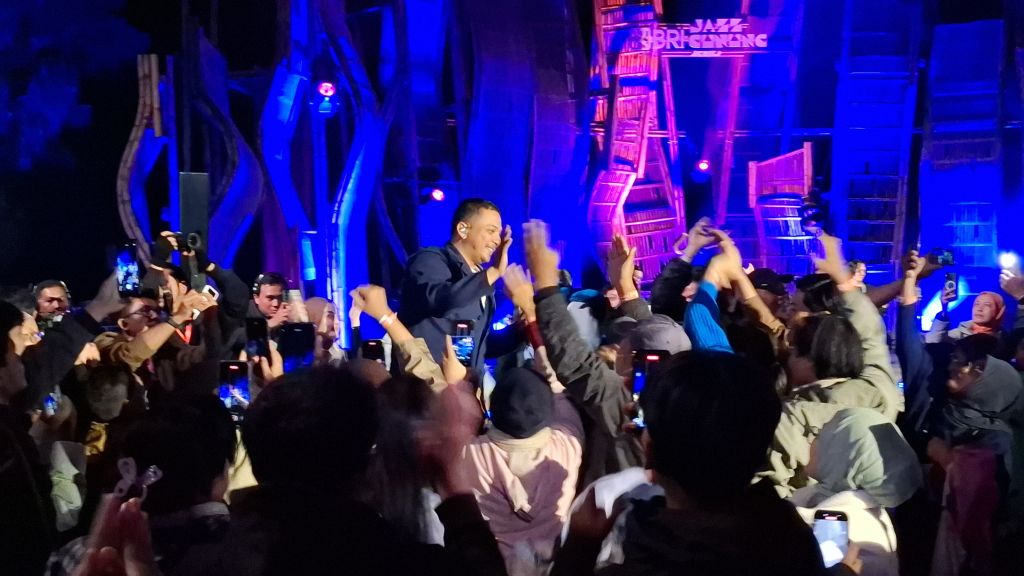 Jazz Gunung Bromo 2025, Sal Priadi Pikat Ribuan Penonton