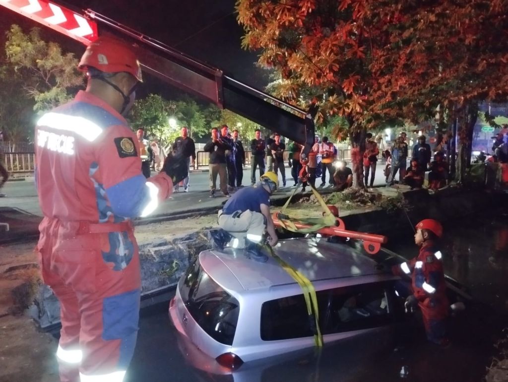 Mobil Honda Odyssey Tercebur Sungai di Surabaya