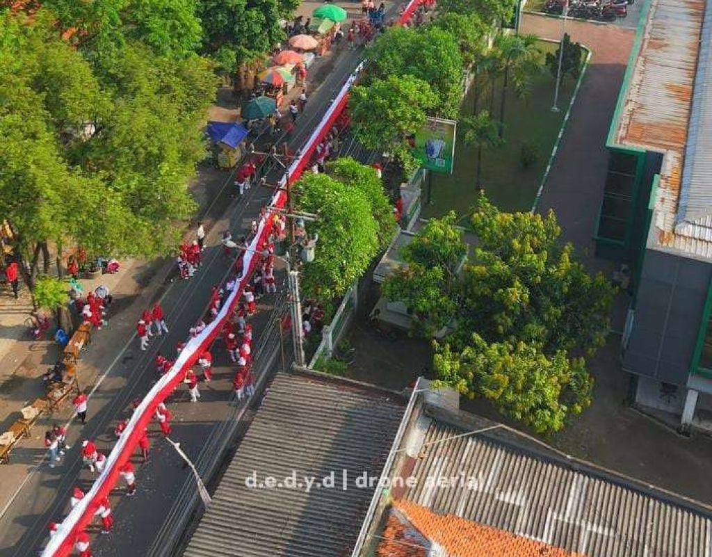 Meriah! Ribuan Warga Krian Kibarkan Bendera Merah Putih Raksasa HUT RI ke-80
