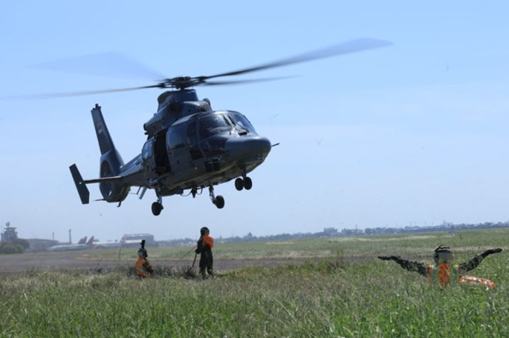 Skuadron Udara 100 Puspenerbal Laksanakan Uji Coba Firefighting dengan Bambi Bucket