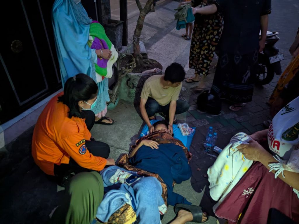 Wanita di Surabaya Melahirkan di Pinggir Jalan, Bayi Laki-laki Lahir Sehat