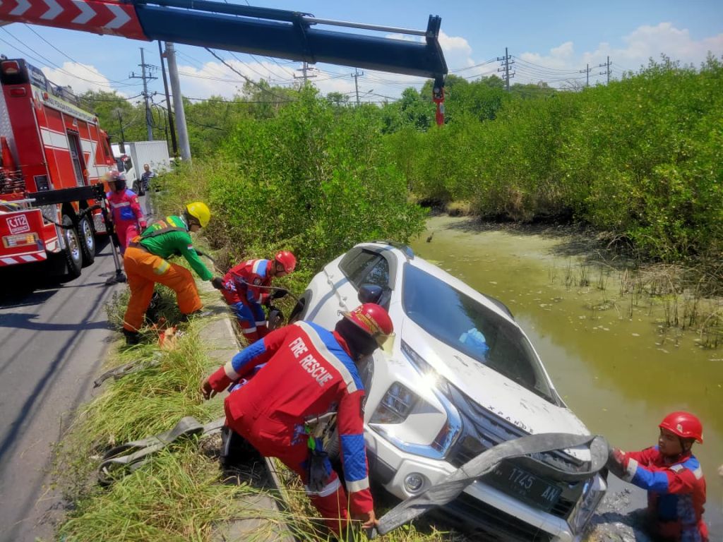 Mobil Xpander Nyaris Tercebur Sungai di Surabaya, Damkar Turun Tangan