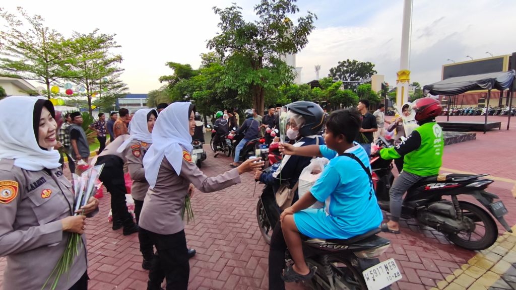 Polresta Sidoarjo Berbagi Takjil untuk Masyarakat