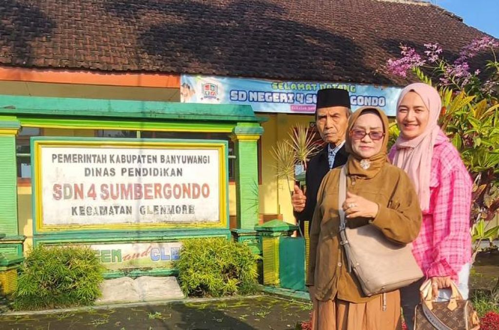 Nini Carlina Pulang Kampung Datangi Sekolah Masa Kecilnya Dahulu