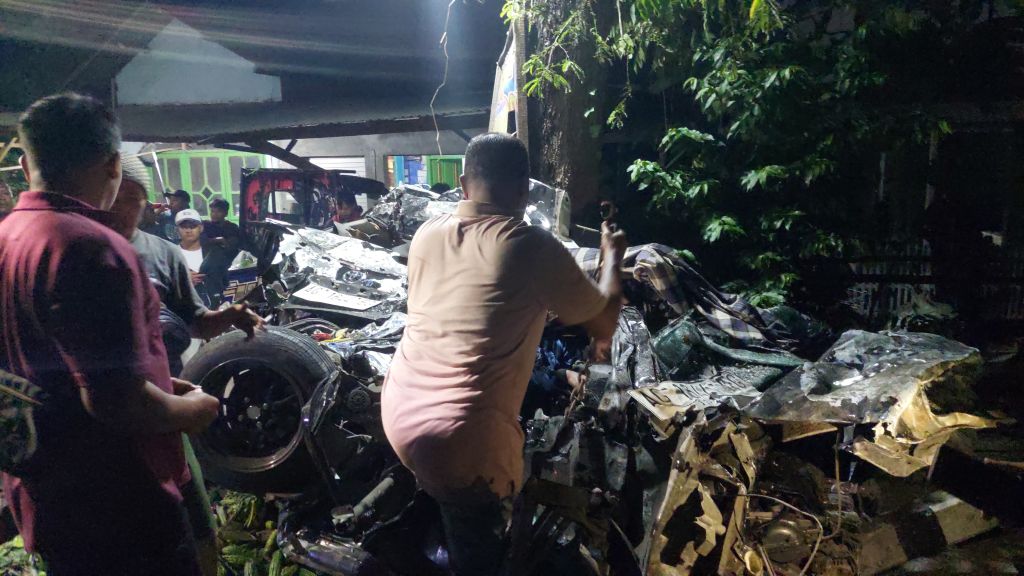 Rem Blong, Tronton Sasak Sedan Vios 4 Tewas