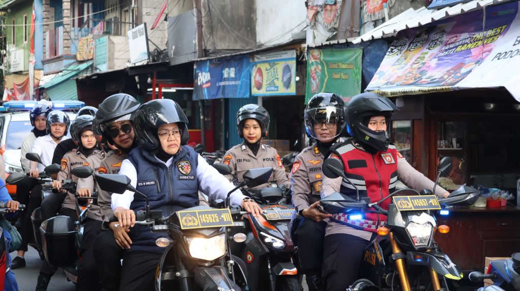 Dalam Semangat Hari Kartini, Polwan Polda Metro Jaya dan Polres Metro Jajaran Gelar Patroli Kamtibmas dan Bakti Sosial