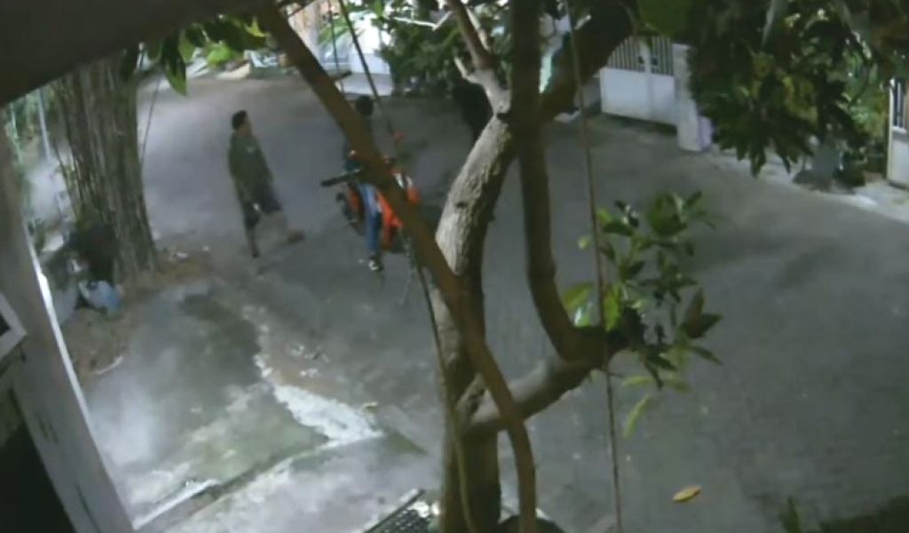 Komplotan Maling Motor Beraksi di Permukiman Padat Gresik, Terekam CCTV