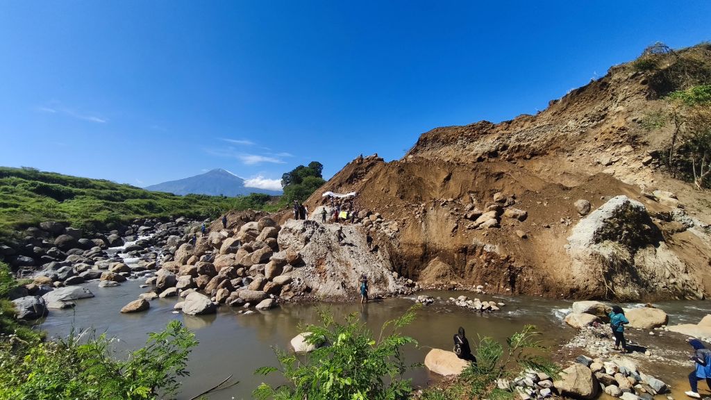 Demo di Perbatasan Gondang, Massa Tuntut Penutupan Tambang Di Bibir Sungai Diduga Ilegal