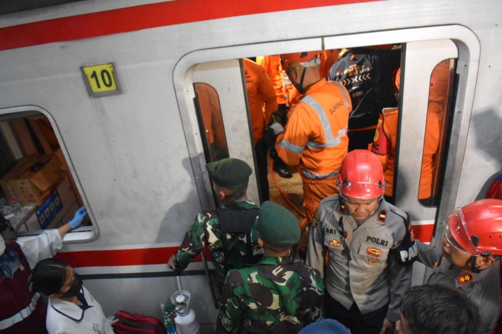 Gerak Cepat Kodam Jaya Evakuasi Tabrakan KA di Bekasi Timur