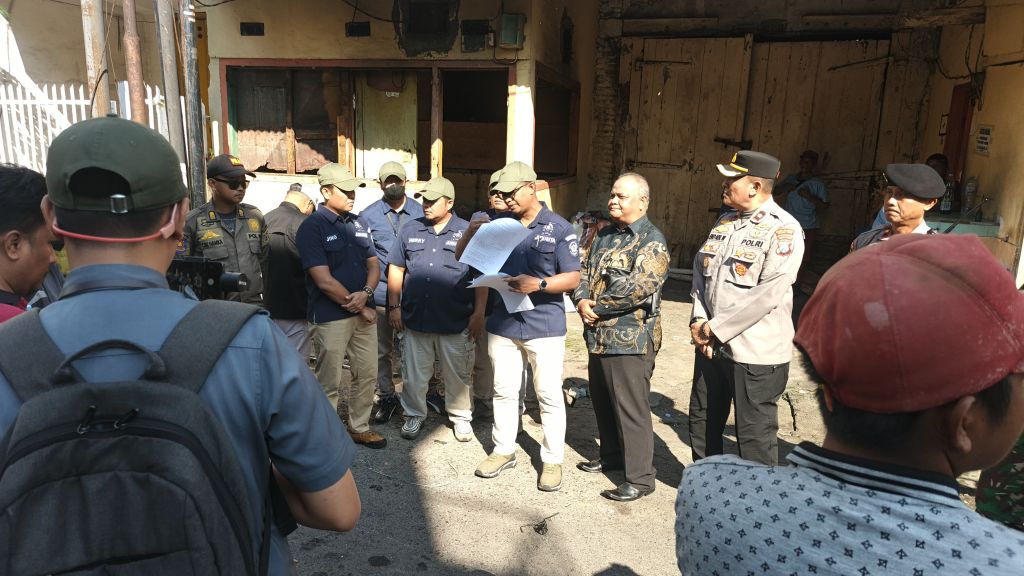 PN Surabaya Eksekusi Pengosongan Gudang di Jalan Samudra, Bangunan Warung Ilegal Dibongkar